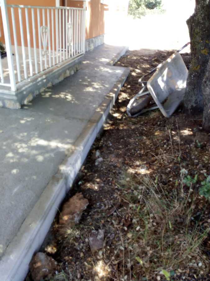 Acera perimetral terminada