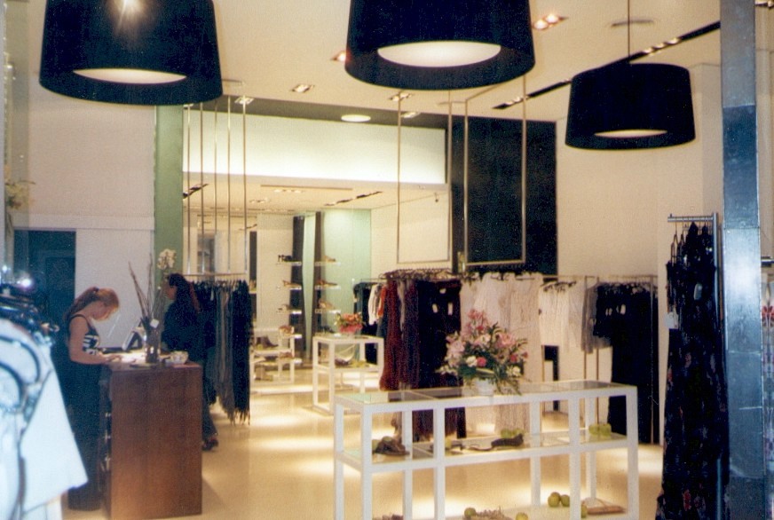 ACONDICIONAMIENTO DE LOCAL COMERCIAL EN CENTRO COMERCIAL PARA TIENDA DE ROPA