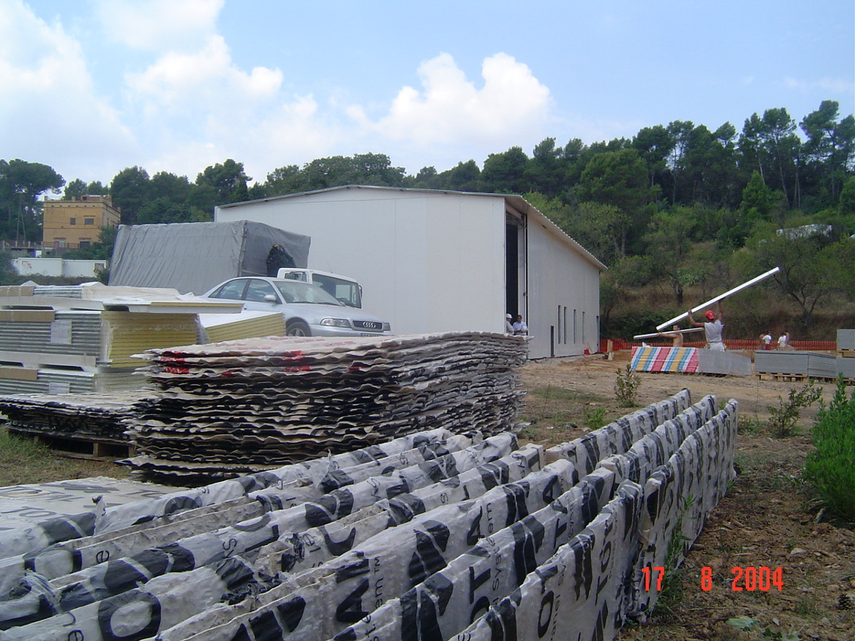 Acopio de material y vista de la nave