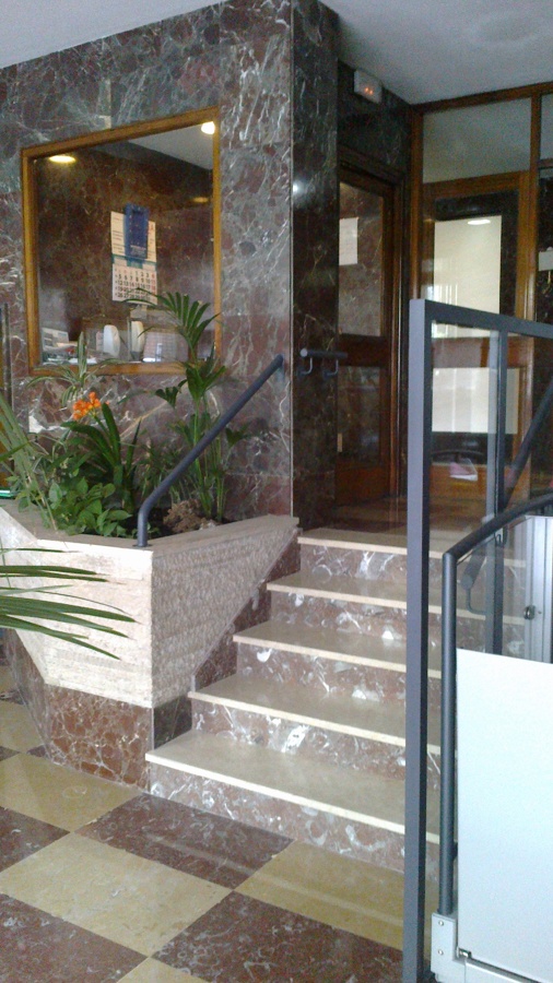 Adaptacion de escalera interior portal.