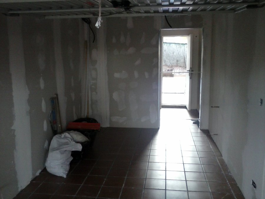 Adecuación de garaje en sala de estar y baño