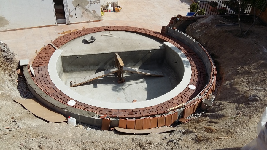 Adecuando exterior de piscina