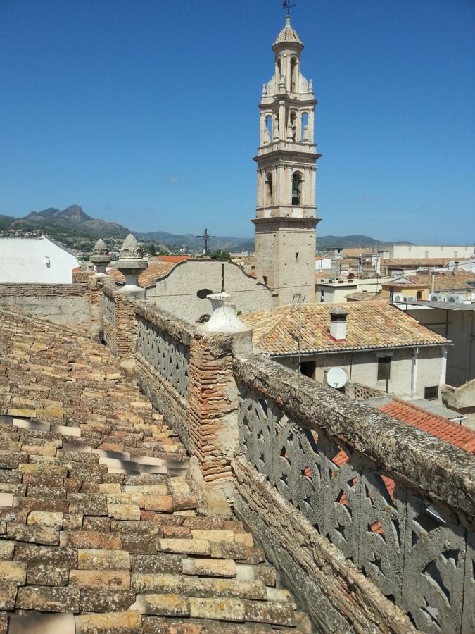 Adornos en forma de alcachofa destruidos.