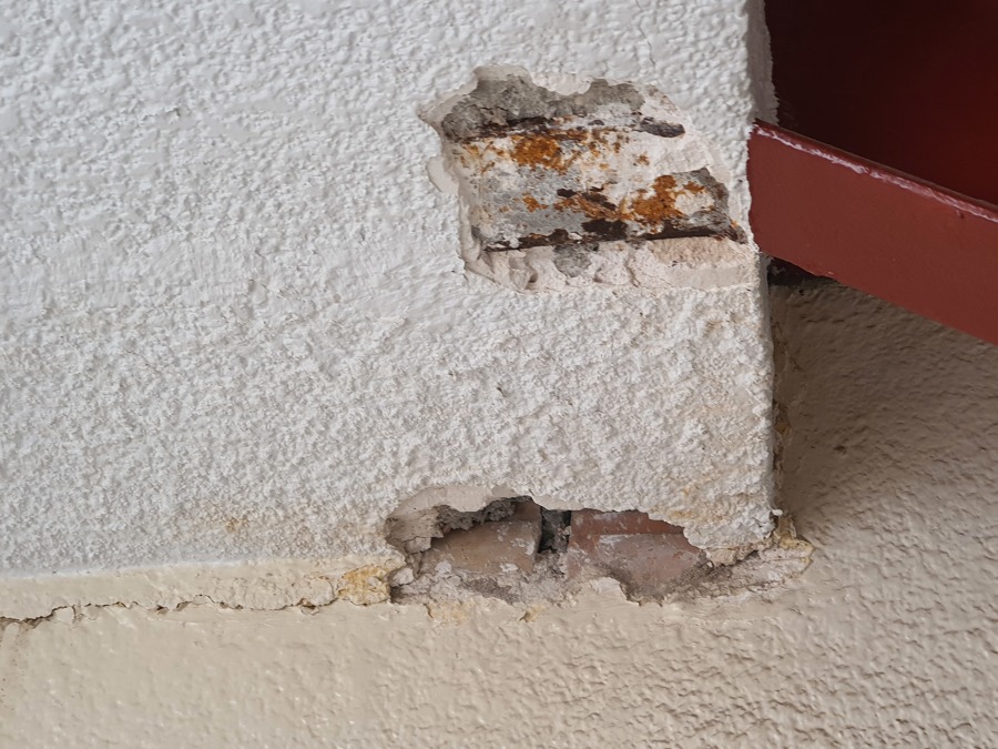 Afectació suport de l'estructura metàlica de l'escala