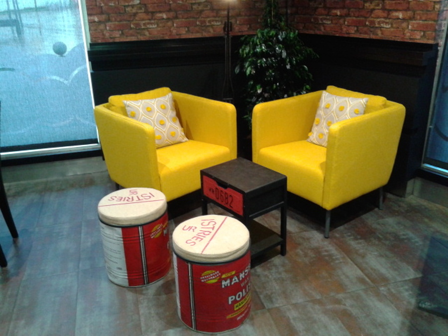 Agradable rincón con sillones amarillos