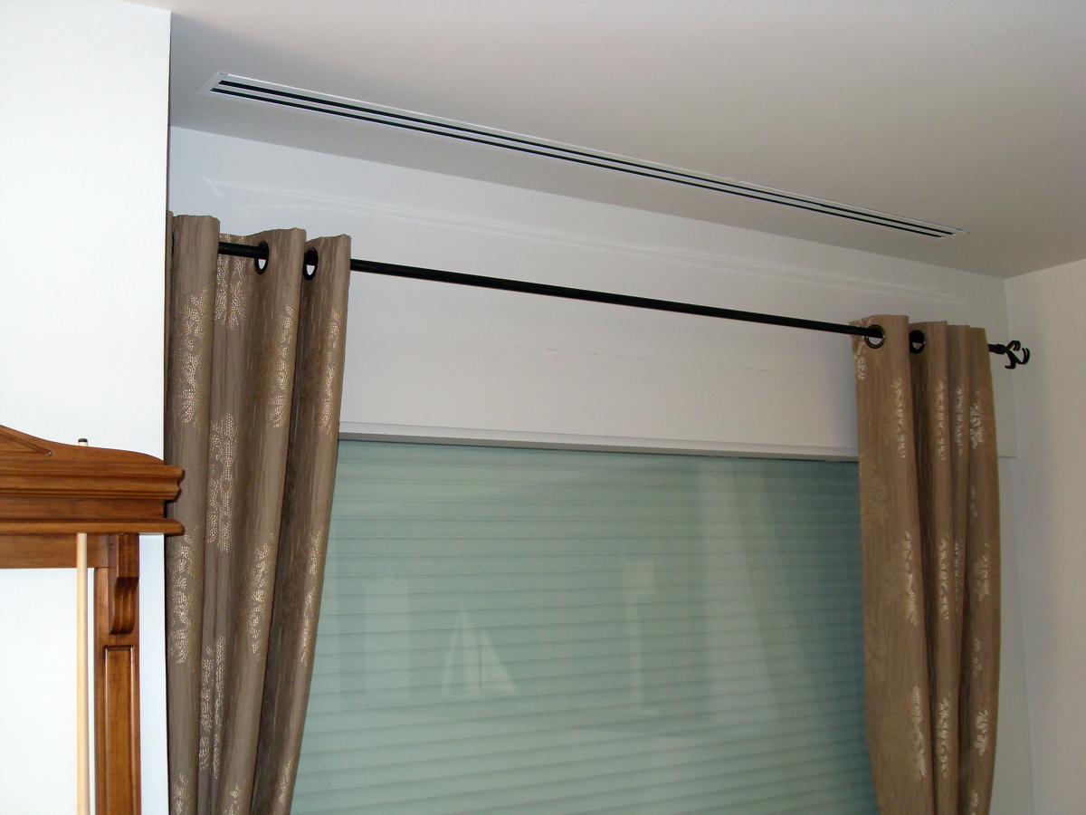 Aire por difusores lineales.