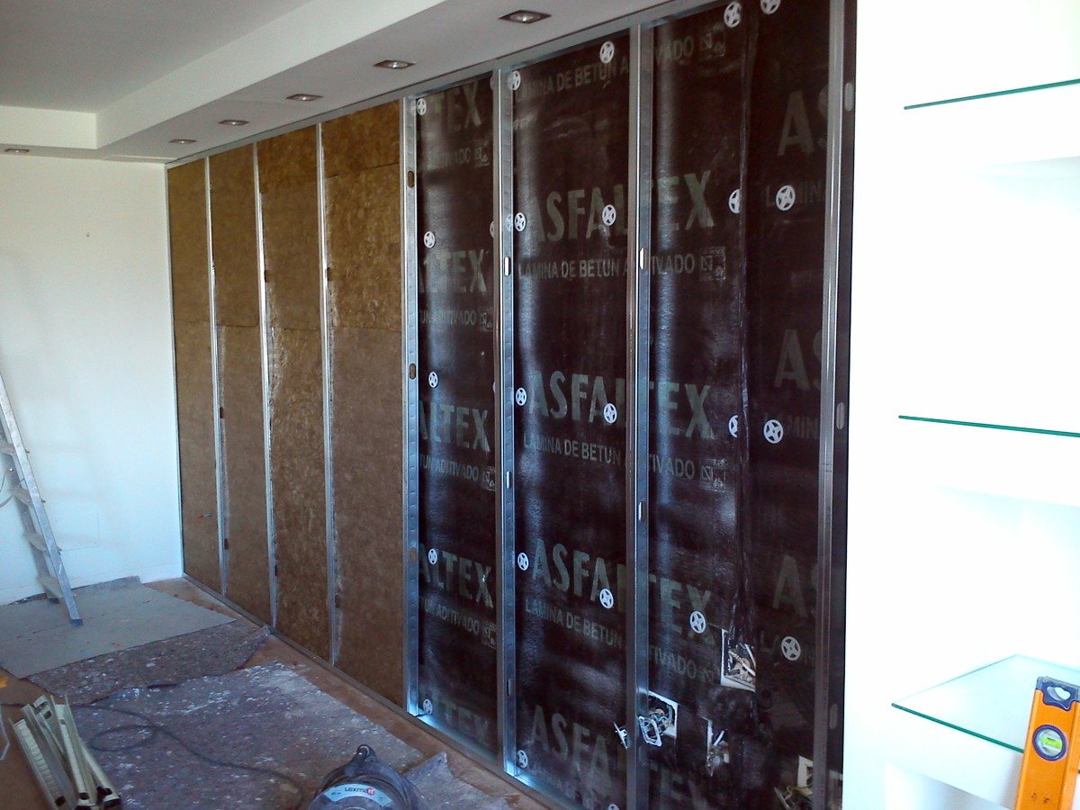 Aislamiento acustico en pared de Salon