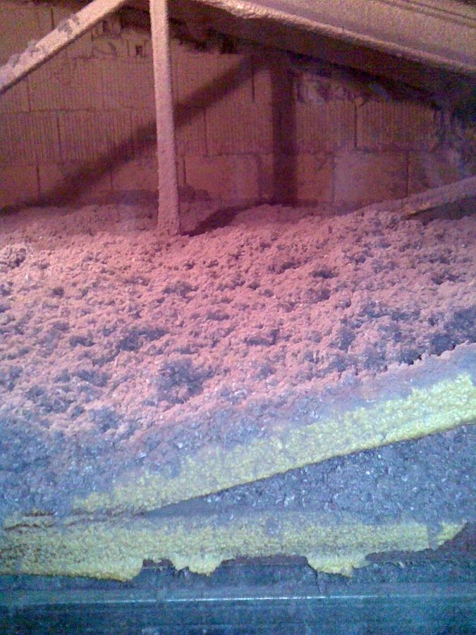 Aislamiento de buhardilla, soplando celulosa en manta.