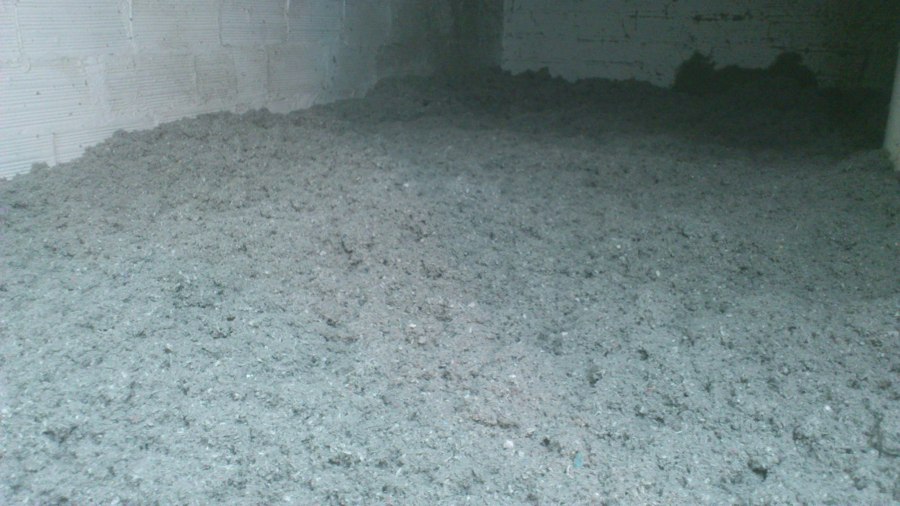 Aislamiento térmico sobre suelo del tejado con celulosa