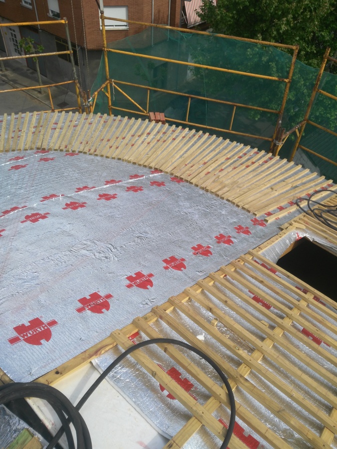 aislante plateado utilizado bajo rastrel y pizarra con camara de aire