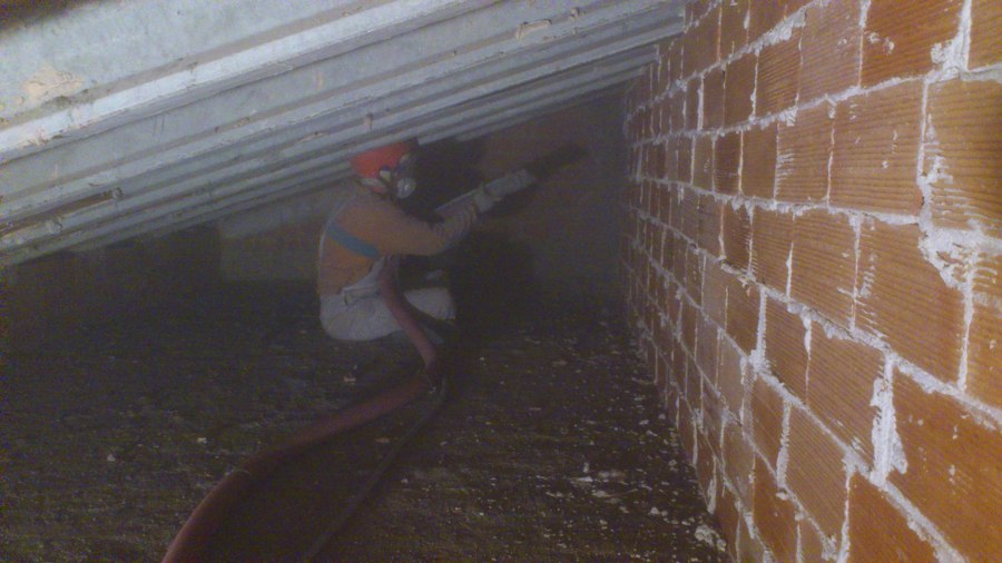 Aislar con celulosa en paredes y techos