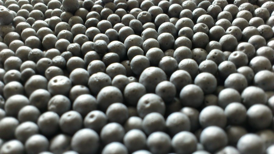 Aislar con inyección de bolitas de eps con grafito