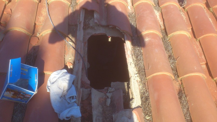 Aislar térmicamente cubierta de una casa con celulosa.