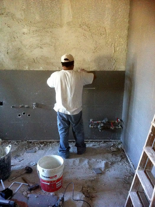 Albañil alicatando cocina