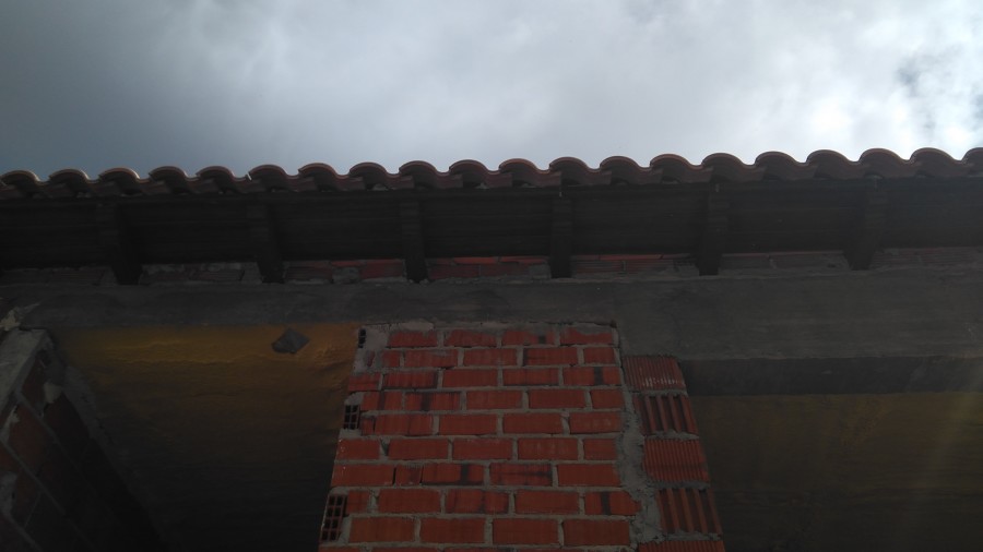 Alero formado por canes imitación madera