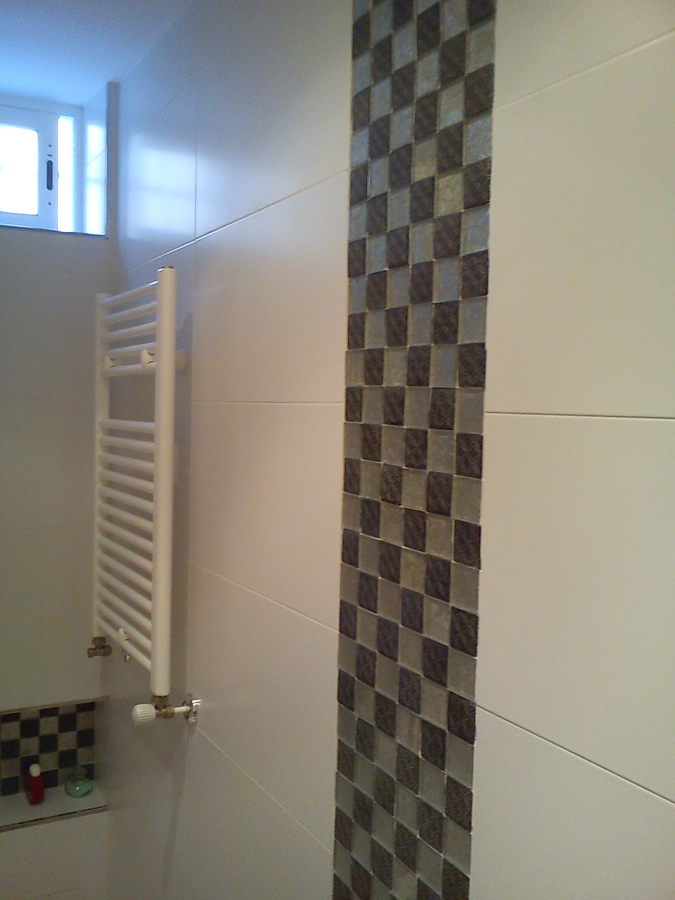 Alicatado de baño con decoracion de gresite de metacrilato en vertical
