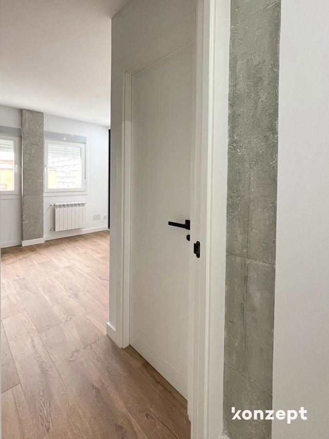 Alicatado geométrico y grifería negra