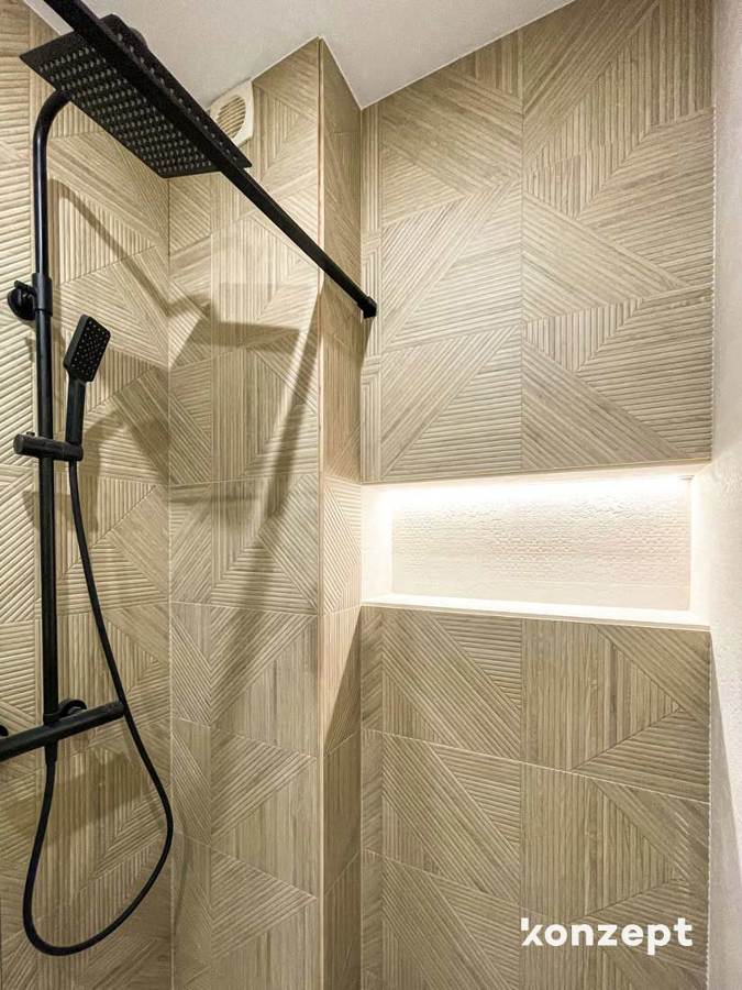 Alicatado geométrico y grifería negra