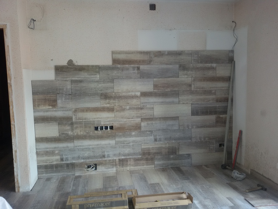 Alicatado pared del salon con misma ceràmica del suelo.