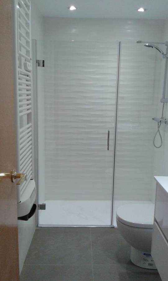 alicatado porcelanico con plato de ducha y mampara de cristal