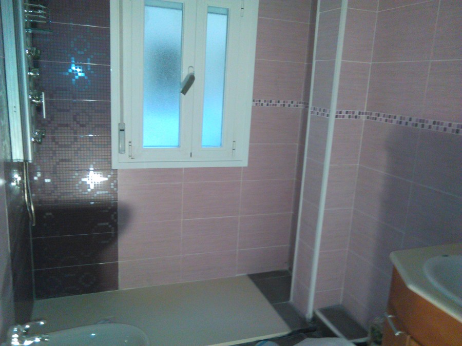 Alicatado,solado y plato de ducha de un baño moderno