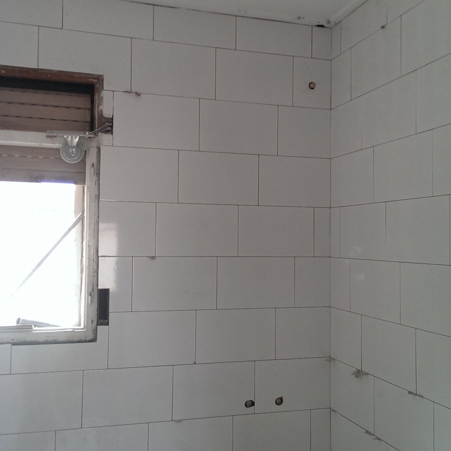 ALICATADO Y CAMBIO VENTANA BAÑO 1