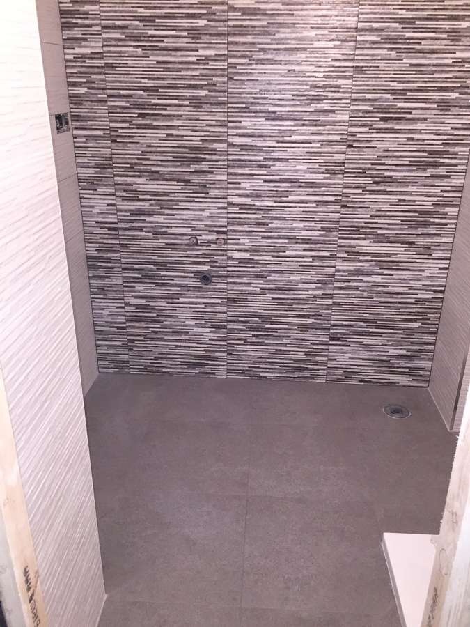 Alicatado y nuevo suelo antideslizante