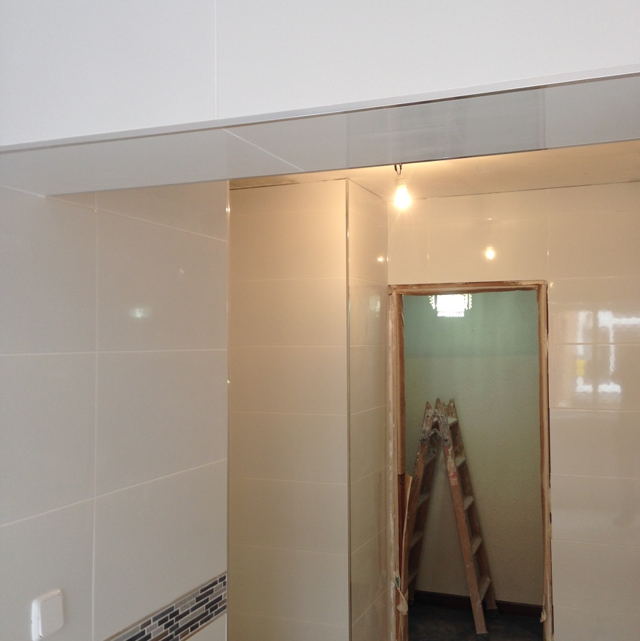 Alicatado zona frigorífico y entrada 