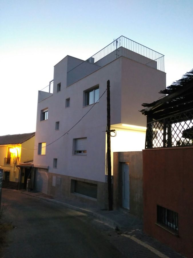 Alzado a calle anocheciendo