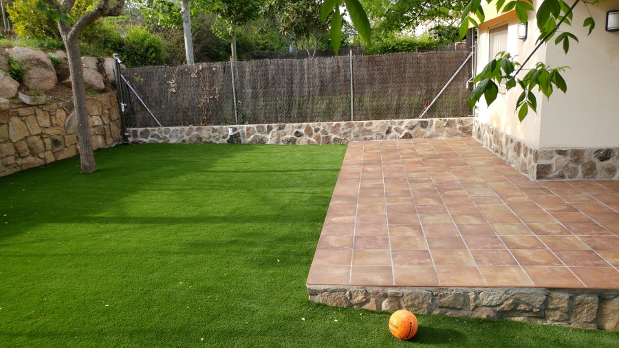 AMPLIACION DE PORCHE FINALIZADA CON CESPED, FAROLILLOS EN SUELO Y FACHADA Y DUCHA