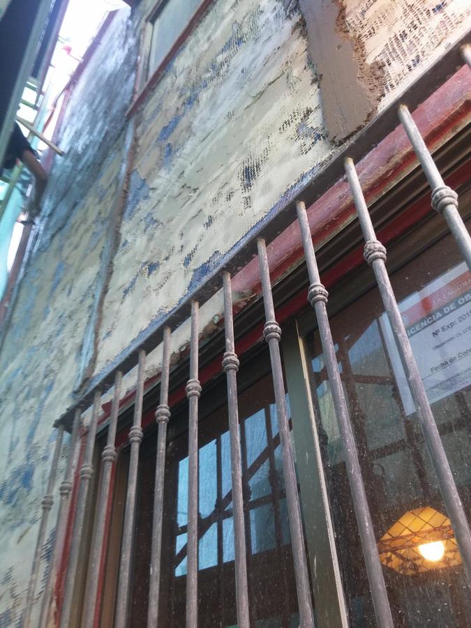 Ampliación del hueco de la ventana con dintel metálico nuevo.