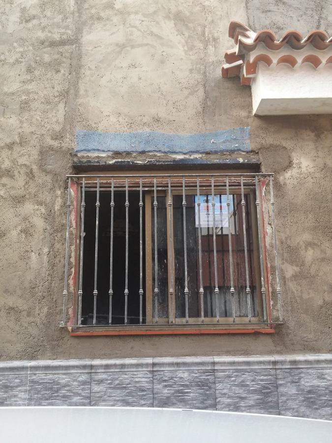 Ampliación del hueco de la ventana con dintel metálico nuevo.