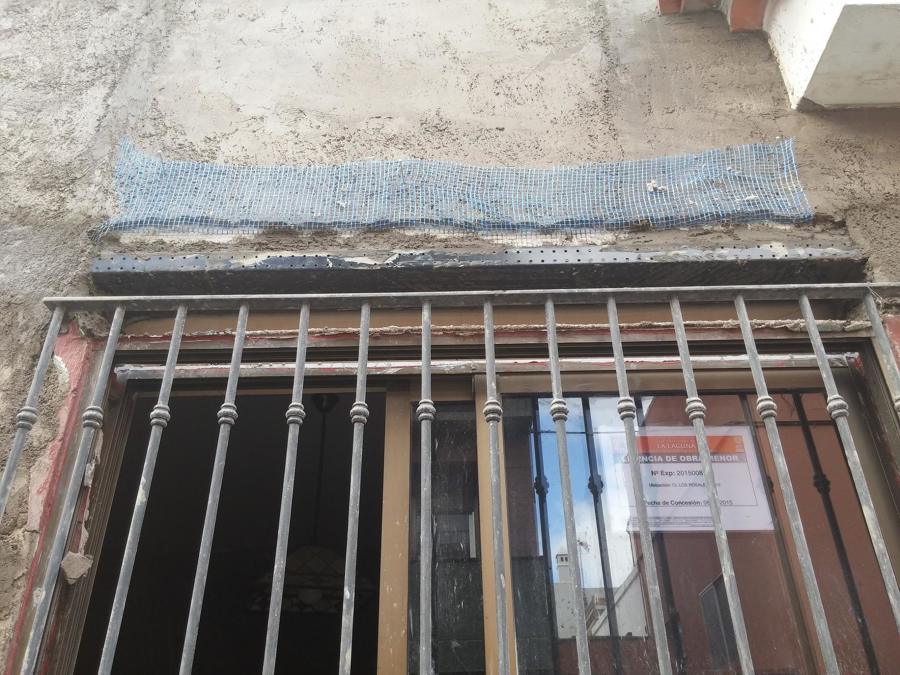 Ampliación del hueco de la ventana con dintel metálico nuevo.