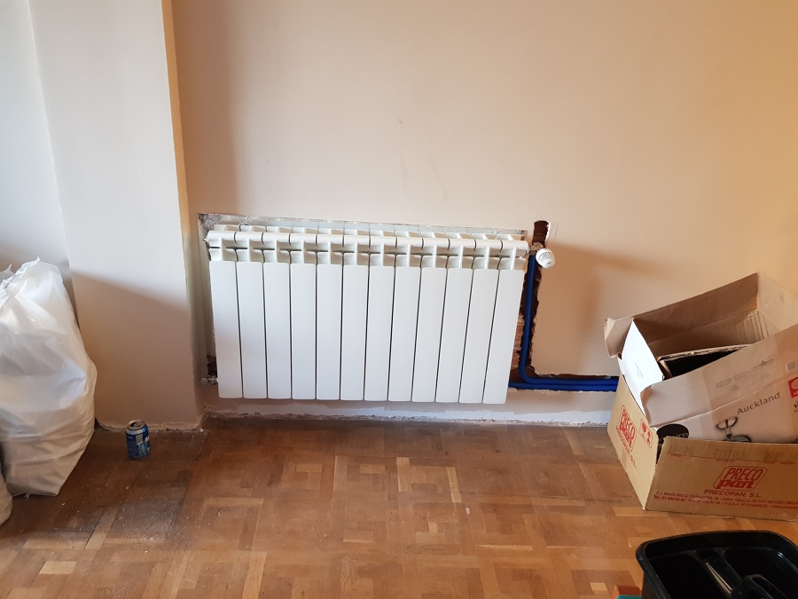 Añadir a la instalación un radiador de aluminio en el salon