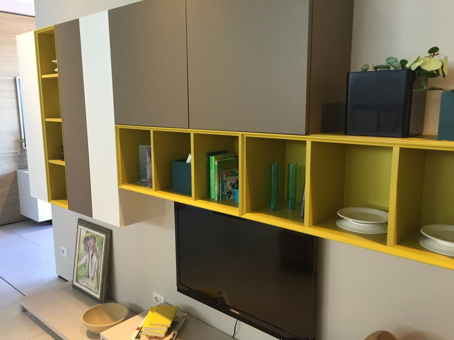 Anaquel amarillo mostaza.