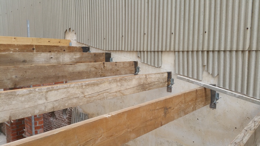 Anclaje vigas en pared de carga repartida