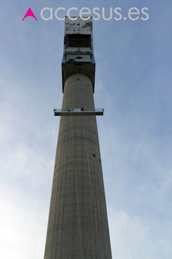 Andamio colgante en torre solar