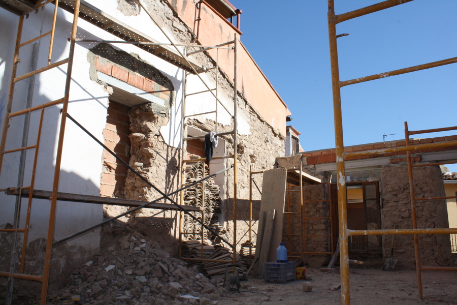 Andamio preparado para colocar la viga de carga