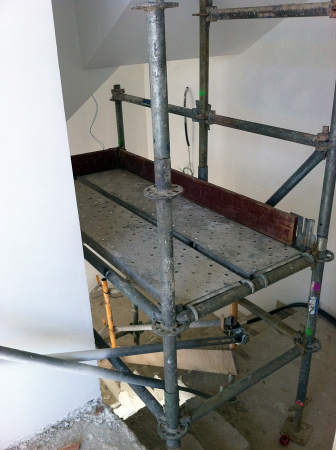 ANDAMIO SOBRE ESCALERA