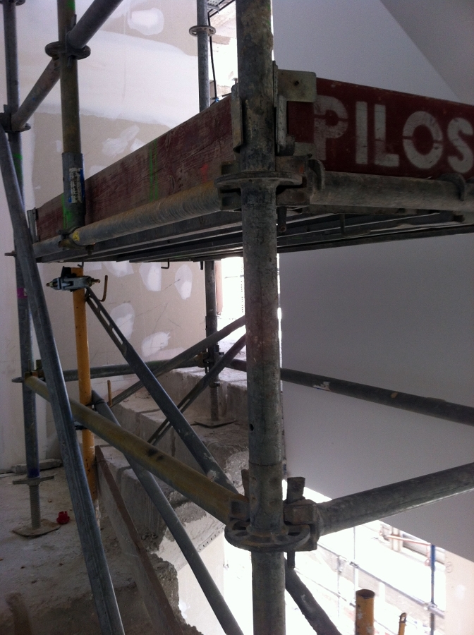 ANDAMIO SOBRE ESCALERA