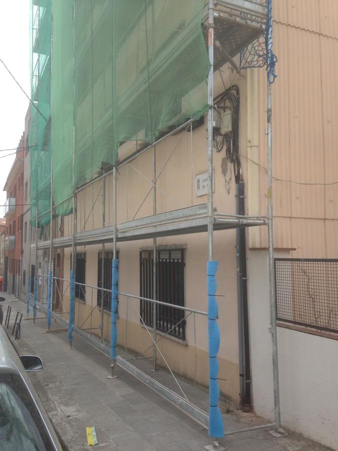 Andamio y maya de protección a viandantes