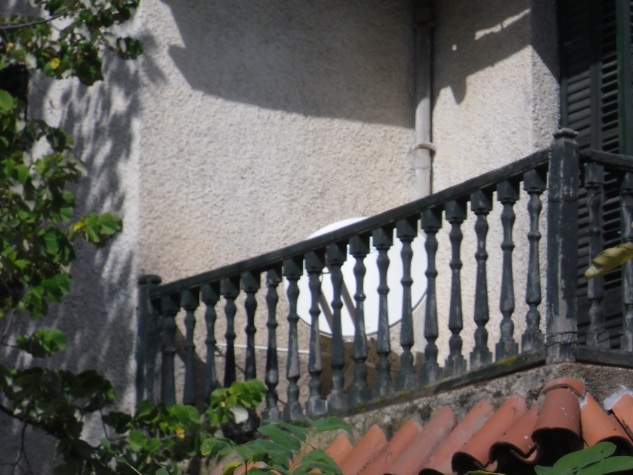 Antena parabólica en balcon