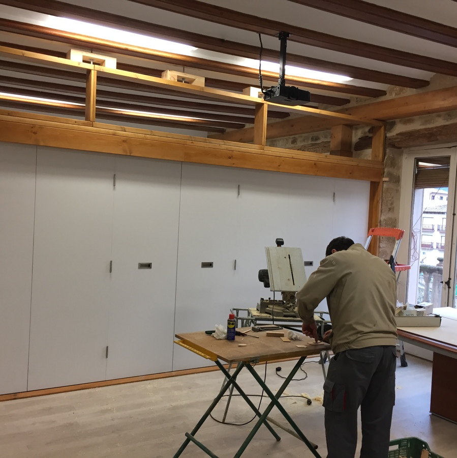 ANTES DE COLOCAR LOS VIDRIOS EN EL MARCO. ANCLAJES VISIBLES EN TECHO.