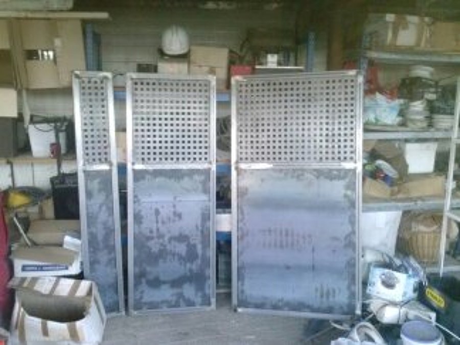 Antes de pintar, puerta chapa perforada