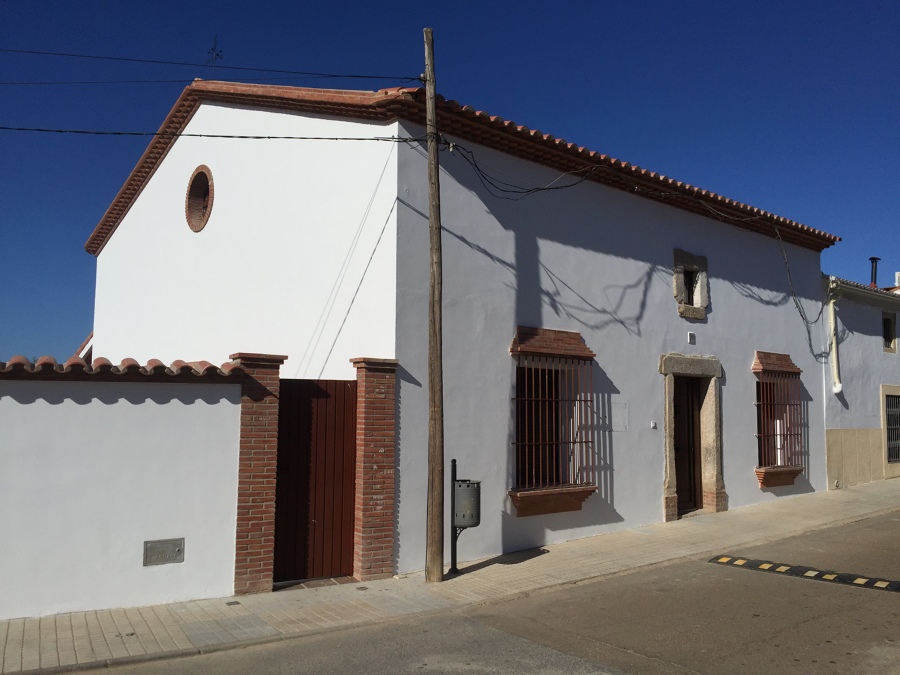 Antigua portada y ventana. Cornisa tejar.