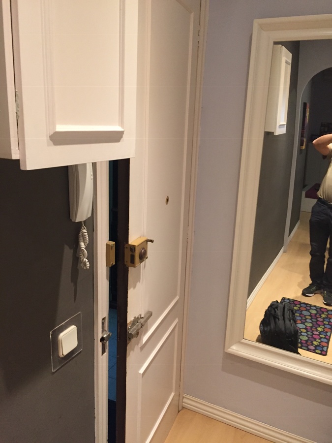 Antigua puerta con cierres obsoletos y de baja seguridad