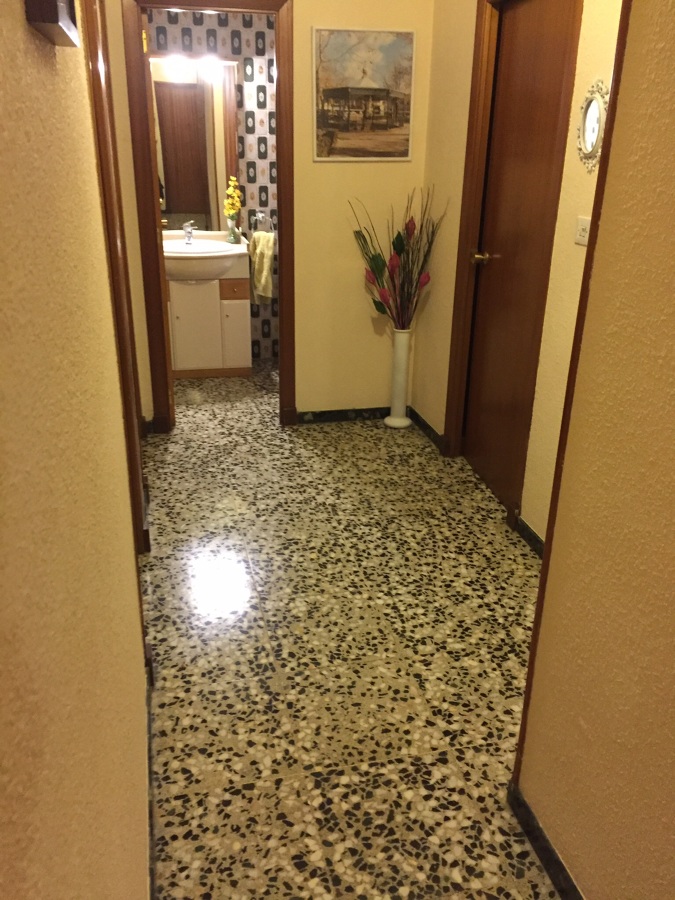 Antiguas puertas de sapeli y suelo de terrazo con 30 años de antiguedad