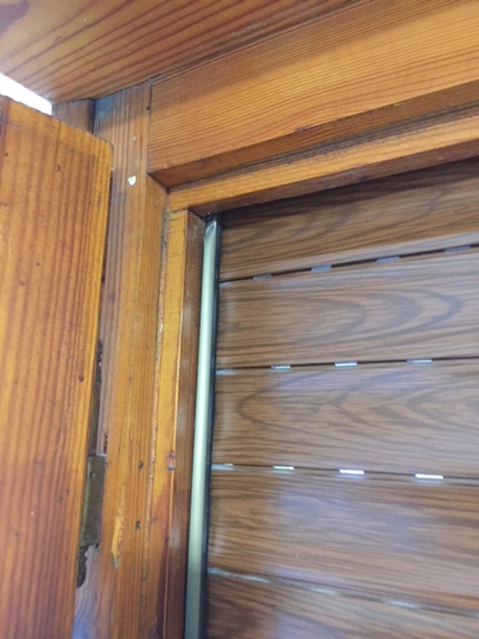 Antigüas ventanas con bisagras obsoletas