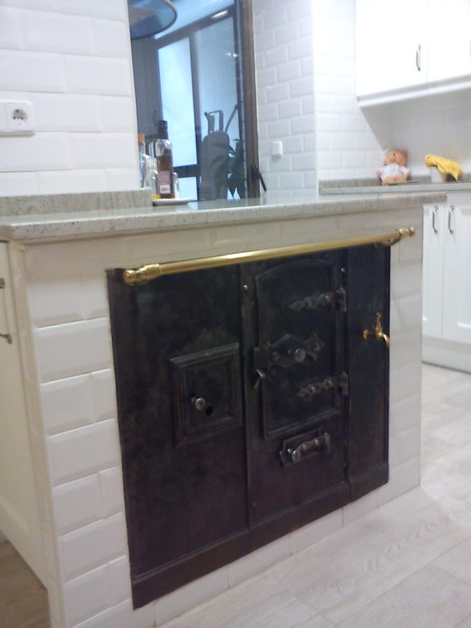 antiguo horno incorporado en cocina nueva