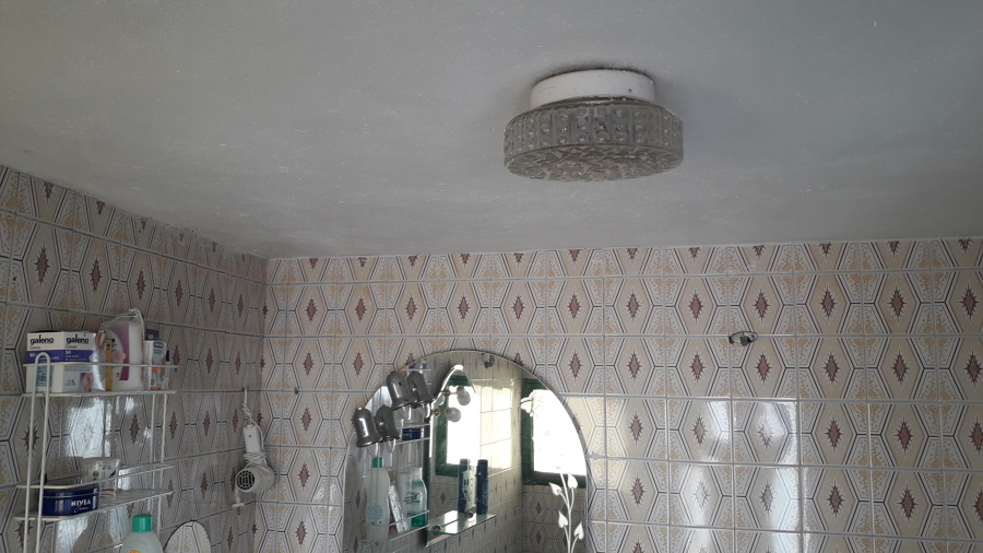 Antiguo lavabo y lampara